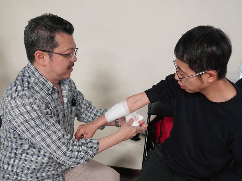 學員練習外傷緊急包紮。