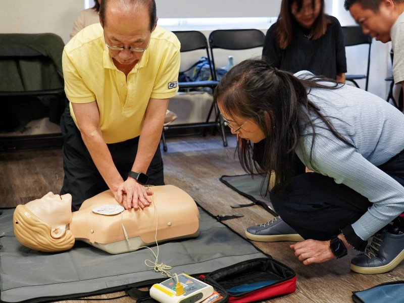 學員模擬使用體外心臟電擊去顫器(AED)。