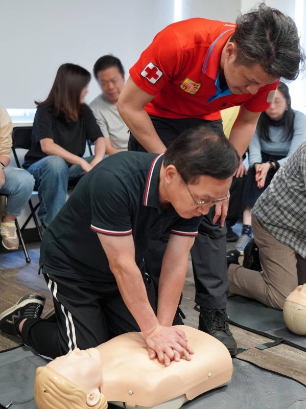 學員練習心肺復甦術(CPR)。