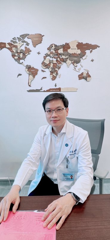 高雄醫學大學附設中和紀念醫院整形外科教授黃書鴻指出，近期資深媒體人陳文茜罹患惡性黑色素瘤消息，引發社會關注。醫界指出，黑色素瘤雖僅占皮膚癌約5至10%，但惡性程度最高，被稱為「皮膚癌之冠」。亞洲患者多發生於手掌、腳底及指甲等肢端部位，因位置隱蔽，約有三成患者確診時已屬晚期，甚至出現遠端轉移。(漾新聞記者陳雯萍翻攝)