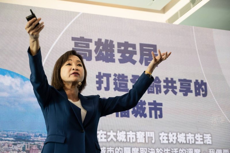 國民黨高雄市長參選人柯志恩今(24)日舉辦首場政見發表會，以「1.3.5.7.9，幸福會長久」為主軸，提出橫跨世代、產業與空間治理的完整藍圖。從一個夢想出發，串連三代共好願景、五區均衡發展、七大城市藍圖與九大施政方針，試圖為高雄描繪一條由在地走向世界的進化路徑，也讓這場政見發表不只是宣示，更是一場城市未來的全面鋪陳。(漾新聞記者陳雯萍翻攝)