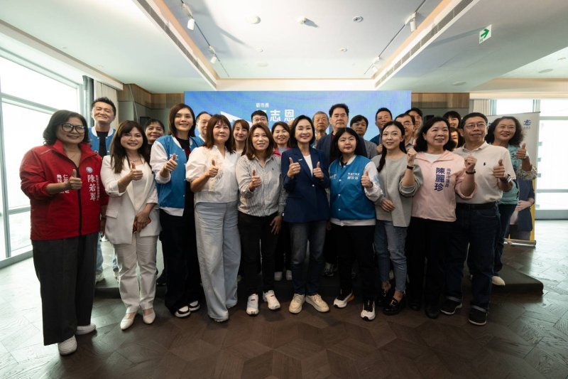 國民黨高雄市長參選人柯志恩今(24)日舉辦首場政見發表會，以「1.3.5.7.9，幸福會長久」為主軸，提出橫跨世代、產業與空間治理的完整藍圖。從一個夢想出發，串連三代共好願景、五區均衡發展、七大城市藍圖與九大施政方針，試圖為高雄描繪一條由在地走向世界的進化路徑，也讓這場政見發表不只是宣示，更是一場城市未來的全面鋪陳。(漾新聞記者陳雯萍翻攝)