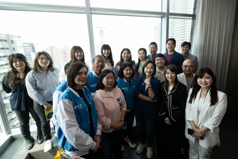 國民黨高雄市長參選人柯志恩今(24)日舉辦首場政見發表會，以「1.3.5.7.9，幸福會長久」為主軸，提出橫跨世代、產業與空間治理的完整藍圖。從一個夢想出發，串連三代共好願景、五區均衡發展、七大城市藍圖與九大施政方針，試圖為高雄描繪一條由在地走向世界的進化路徑，也讓這場政見發表不只是宣示，更是一場城市未來的全面鋪陳。(漾新聞記者陳雯萍翻攝)