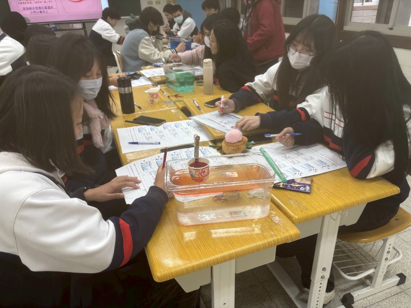 海洋委員會國家海洋研究院首度將Ocean Science Sequence（OSS）海洋科學序列教材帶進連江縣校園，於介壽國中小與馬祖高中展開教學，透過實驗與觀察，引領離島學童從生活出發，走進深邃而動態的海洋世界。