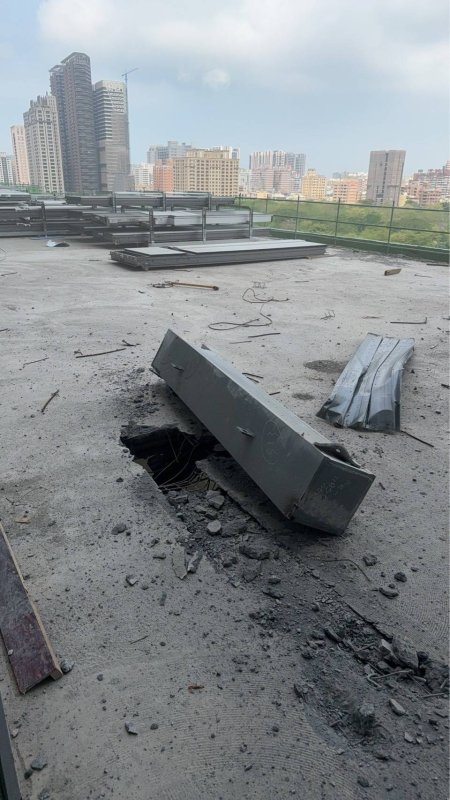 富邦凹子底開發案工地今（24）日施工期間，大量鋼筋網與巨型金屬方管自高處墜落，重擊路面並波及停放路邊車輛，現場一度傳出有人受傷，突如其來的「天降鋼架」引發民眾驚恐，工安問題再度成為關注焦點。(漾新聞記者陳雯萍攝)