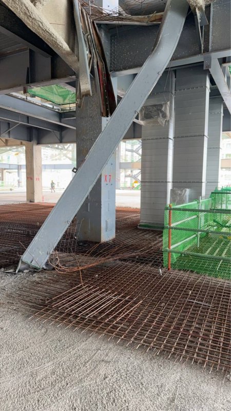 富邦凹子底開發案工地今（24）日施工期間，大量鋼筋網與巨型金屬方管自高處墜落，重擊路面並波及停放路邊車輛，現場一度傳出有人受傷，突如其來的「天降鋼架」引發民眾驚恐，工安問題再度成為關注焦點。(漾新聞記者陳雯萍攝)