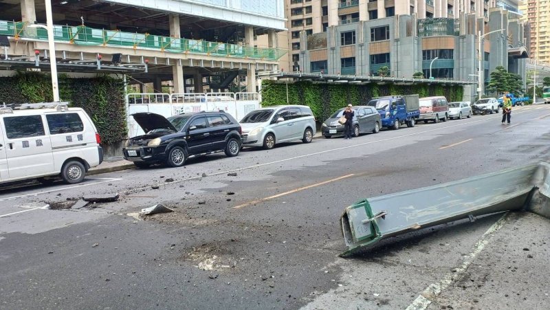 富邦凹子底開發案工地今（24）日施工期間，大量鋼筋網與巨型金屬方管自高處墜落，重擊路面並波及停放路邊車輛，現場一度傳出有人受傷，突如其來的「天降鋼架」引發民眾驚恐，工安問題再度成為關注焦點。(漾新聞記者陳雯萍攝)