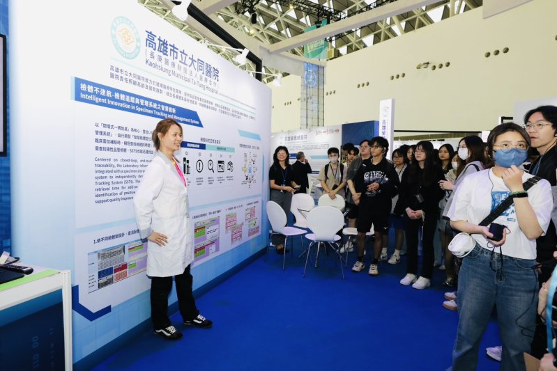 高雄市立大同醫院由檢驗醫學科組長現場解說「檢體追蹤與管理系統」之智慧創新應用，展現精準檢驗與流程優化成果，吸引民眾駐足聆聽。
