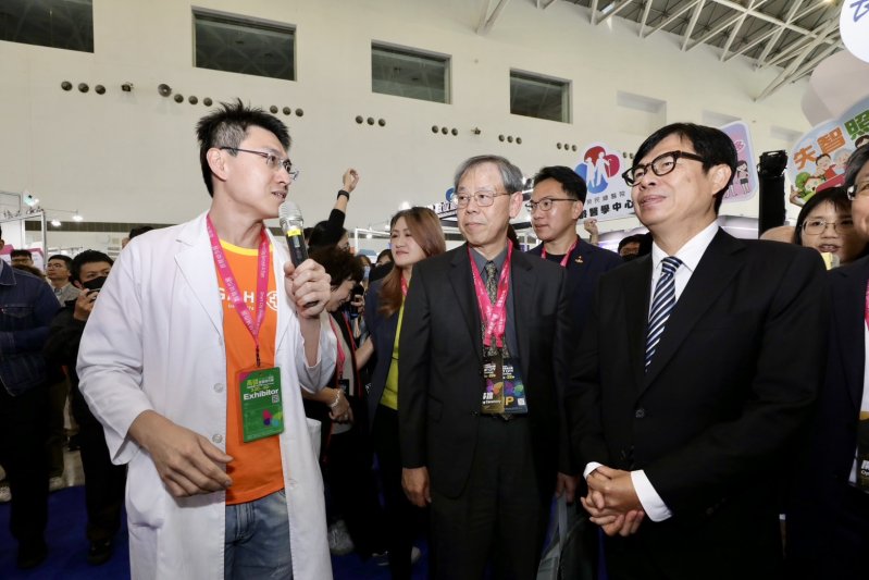 高雄長庚運動醫學中心吳冠廷醫師（左）於智慧城市展現場進行解說，林祖功副院長（中）與高雄市長陳其邁（右）專注聆聽，展現智慧醫療創新成果與臨床應用實力。
