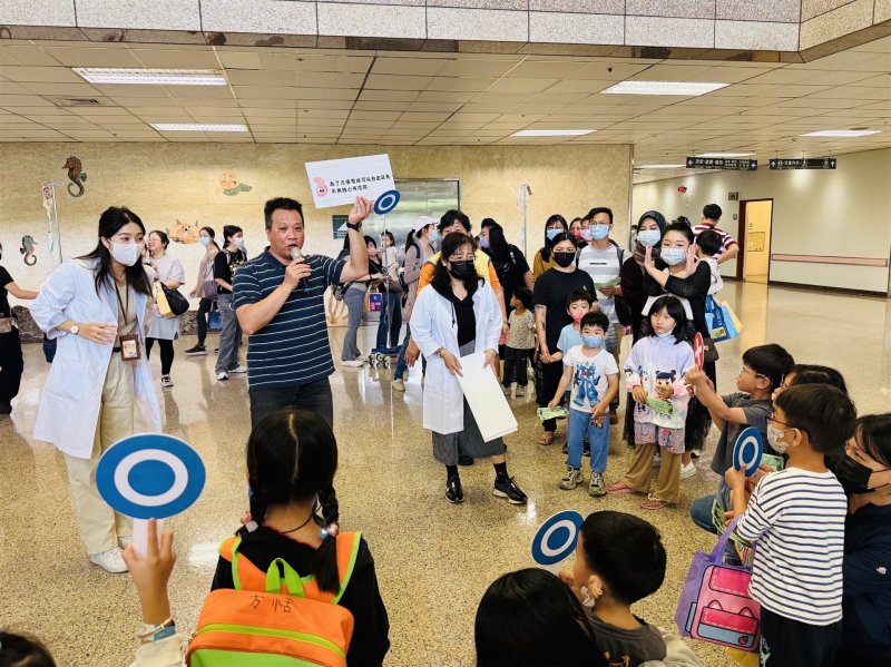 兒少保中心透過互動式衛教活動推廣居家安全觀念，現場親子踴躍參與，在寓教於樂中提升防護意識，共同守護孩童健康成長。
