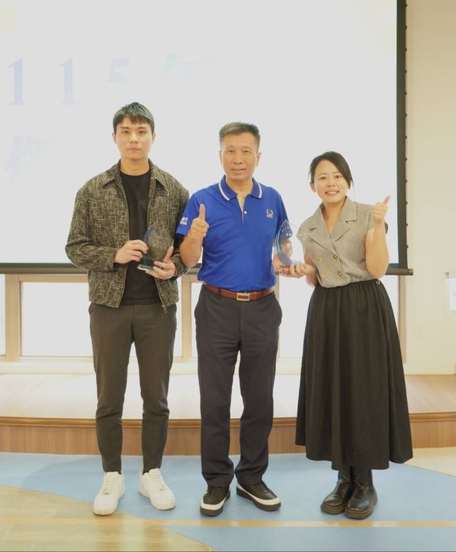 高餐大傑出校友吳定祐(左)與黃資婷(右)開心與方德隆校長合影。