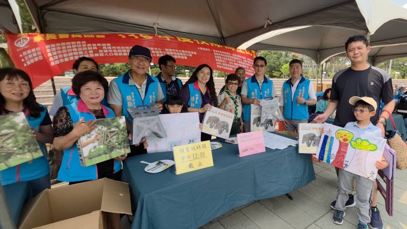 學生繳交作品，並獲得協會贈送的折疊式小板凳，大家都好開心。(漾新聞記者陳雯萍攝)