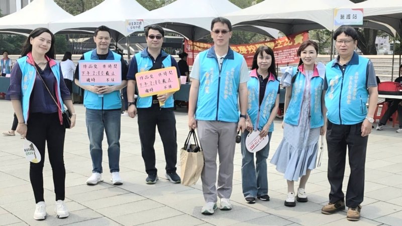 今年的寫生比賽，由理事長蔡淑娟帶領，並由活動執行長，也是副理事黃明寬籌辦，所有幹部群也加入行動行列，展現家長會長舉協會的團結向心力。(漾新聞記者陳雯萍攝)