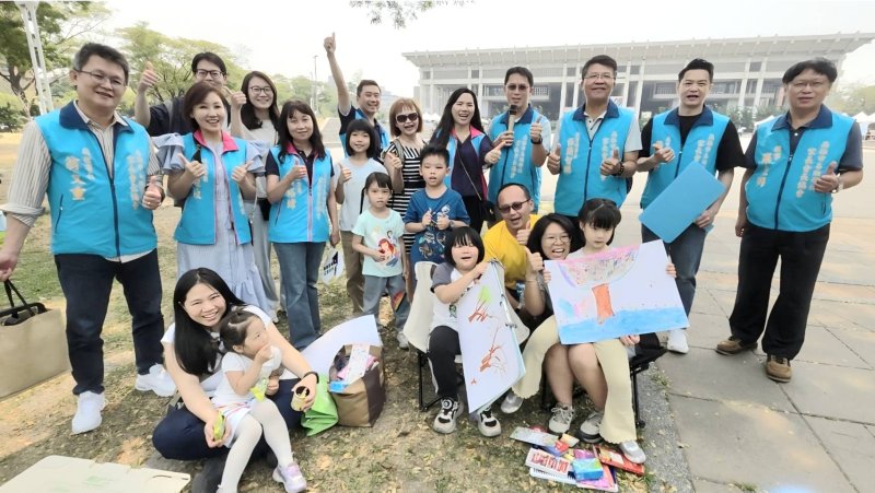 溪寮國小校長林秋環親自帶隊到場，與家長及學生共同投入創作，她笑說，重點不在得獎，而是在參與過程中培養美感與親子情感。