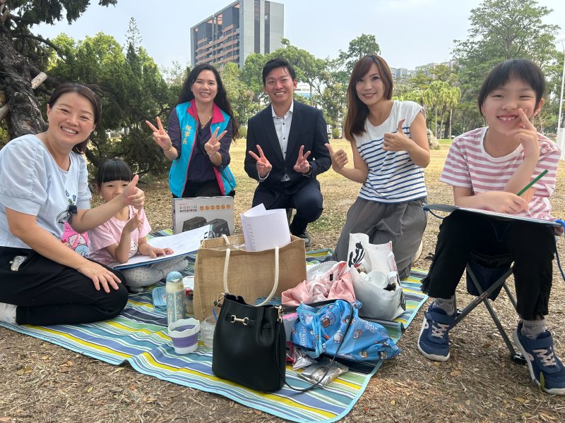 教育局長吳立森一早即到場，穿梭於畫布與人群之間，向每一位揮動畫筆的孩子加油打氣。