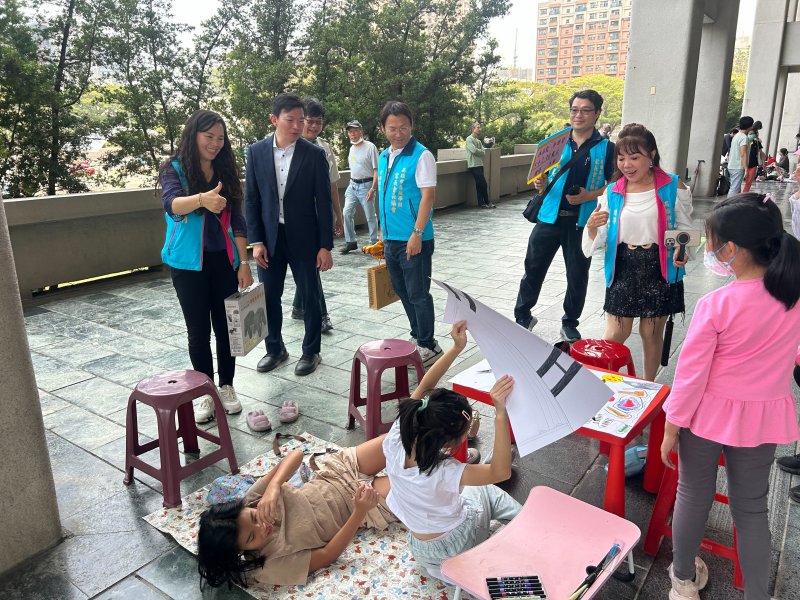 教育局長吳立森一早即到場，穿梭於畫布與人群之間，向每一位揮動畫筆的孩子加油打氣。