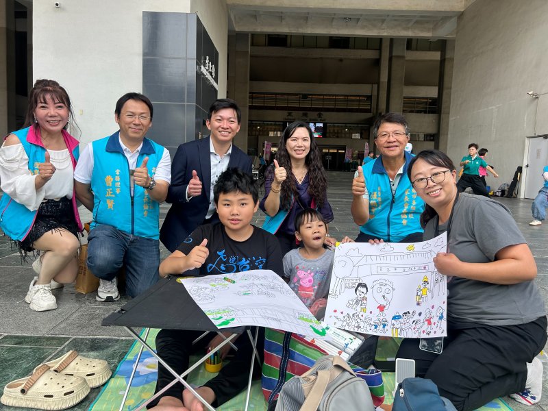 教育局長吳立森一早即到場，穿梭於畫布與人群之間，向每一位揮動畫筆的孩子加油打氣。