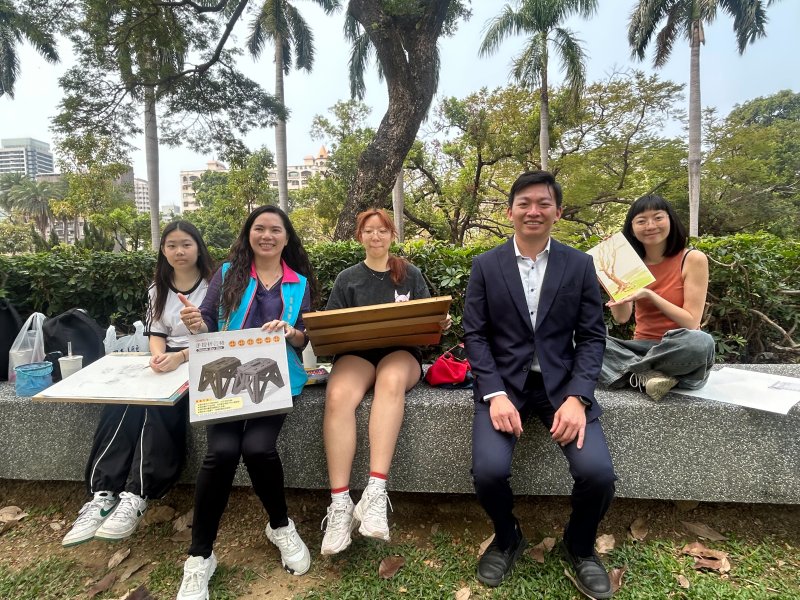 教育局長吳立森一早即到場，穿梭於畫布與人群之間，向每一位揮動畫筆的孩子加油打氣。