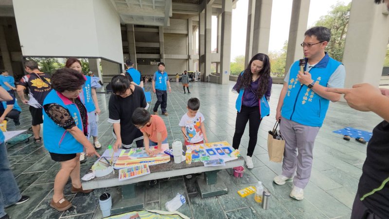 協會理事長蔡淑娟、榮譽理事長張簡智鵬、活動執行長，也是副理事長黃明寬率理監事幹部群前往會場，為寫生的學生加油打氣。(漾新聞記者陳雯萍攝)