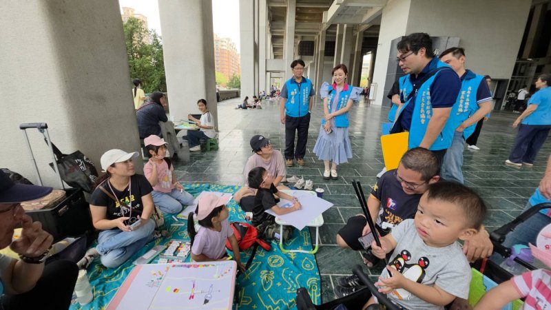 協會理事長蔡淑娟、榮譽理事長張簡智鵬、活動執行長，也是副理事長黃明寬率理監事幹部群前往會場，為寫生的學生加油打氣。(漾新聞記者陳雯萍攝)