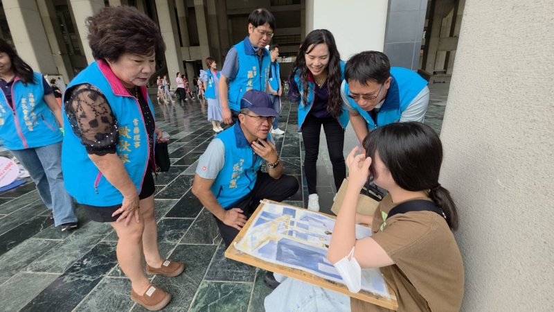 協會理事長蔡淑娟、榮譽理事長張簡智鵬、活動執行長，也是副理事長黃明寬率理監事幹部群前往會場，為寫生的學生加油打氣。(漾新聞記者陳雯萍攝)