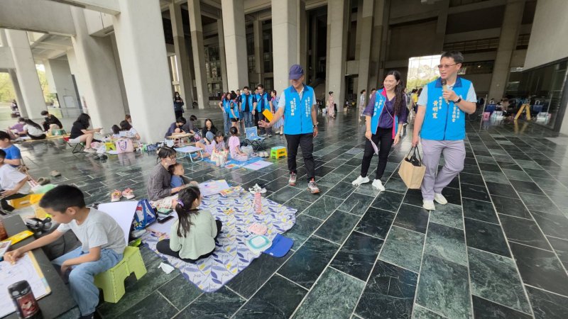 協會理事長蔡淑娟、榮譽理事長張簡智鵬、活動執行長，也是副理事長黃明寬率理監事幹部群前往會場，為寫生的學生加油打氣。(漾新聞記者陳雯萍攝)