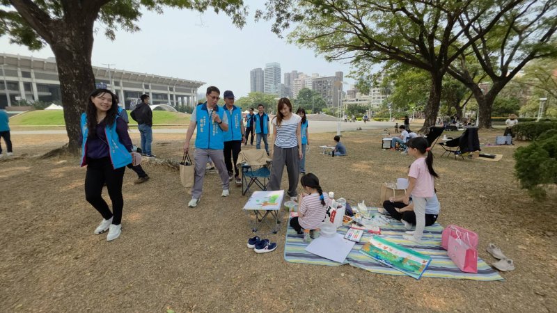 協會理事長蔡淑娟、榮譽理事長張簡智鵬、活動執行長，也是副理事長黃明寬率理監事幹部群前往會場，為寫生的學生加油打氣。(漾新聞記者陳雯萍攝)