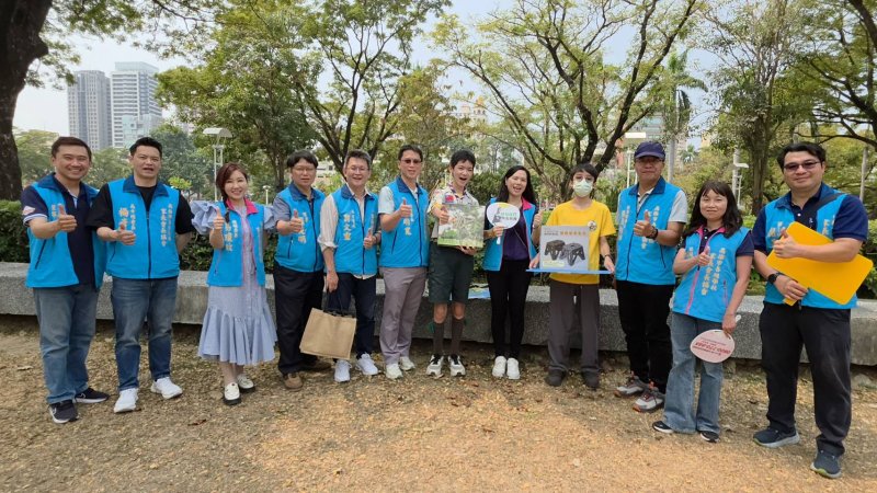 協會幹部群與童軍團的國中學生合影。(漾新聞記者陳雯萍攝)