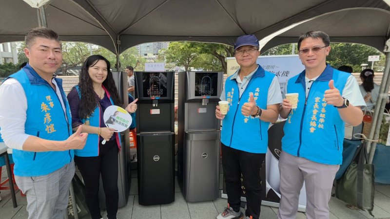 由龍泉科技有限公司總經理，也是協會理事朱彥愷提供三台飲水設備，現場供應泡茶、咖啡與最純淨的飲水服務，減少寶特瓶使用，落實減塑行動，讓藝術與永續同行。(漾新聞記者陳雯萍攝)