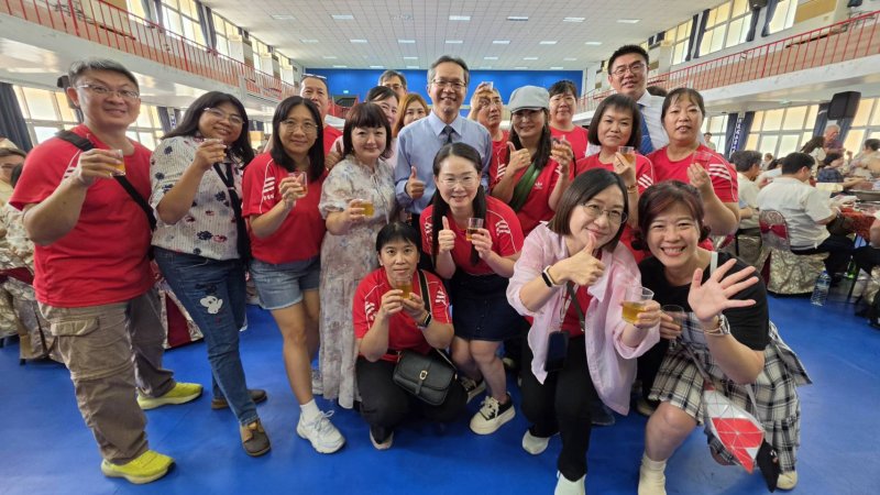 鳳山高中家長會長鄭景文帶領家委會出席三十重聚盛會，感受全場驚喜與歡樂的氛圍。（漾新聞記者陳雯萍攝）