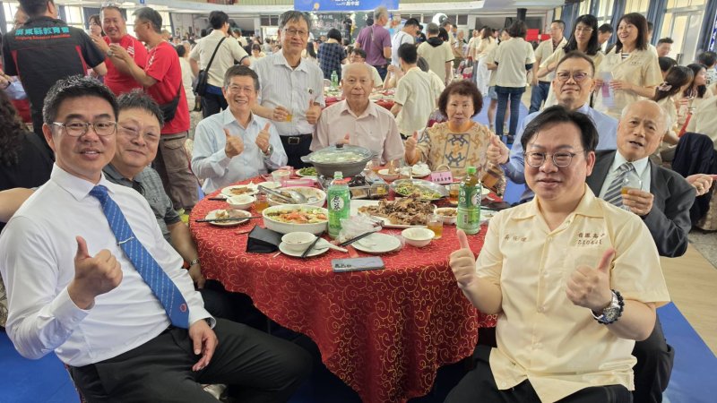 校長吳曉暢(左)、文教基金會董事長吳任偉(右)、退休校長及傑出校友共聚一堂。（漾新聞記者陳雯萍攝）