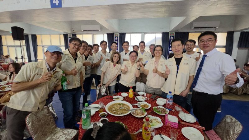 校長吳曉暢(右一)、文教基金會董事長，也是傑出校友吳任偉律師(中)與67級校友們穿復刻校服合影。（漾新聞記者陳雯萍攝）