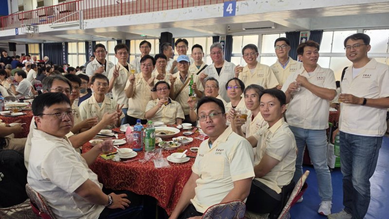 文教基金會董事長，也是傑出校友吳任偉律師(中)與67級校友們穿復刻校服合影。（漾新聞記者陳雯萍攝）