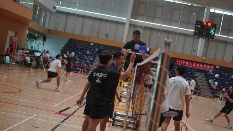 活動中心羽球比賽戰況激烈。