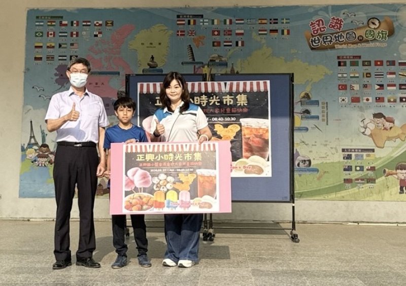 兒童節腳步接近，正興國小校長顏銘志（左一）與家長會帶領師生回到小時候，品嚐古早味。