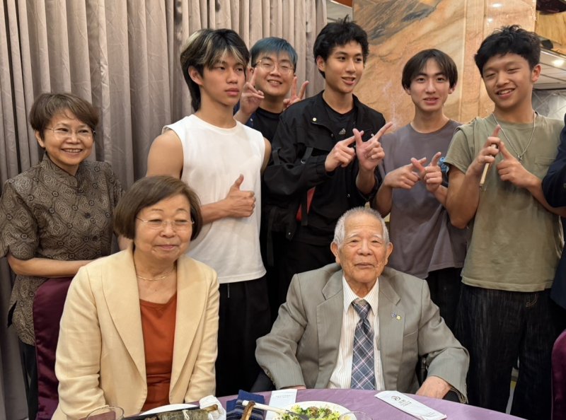 98歲日籍老校友重返雄中 跨越八十年青春記憶在重聚夜全場動容。(高雄中學提供)