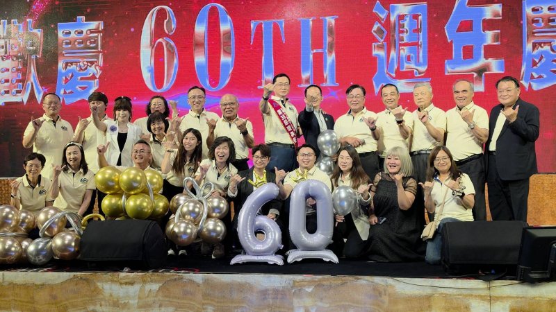 社團法人高雄市企業經理協進會由理事長李建興教授帶領理監事及幹部群歡慶60歲生日。（漾新聞記者陳雯萍攝）