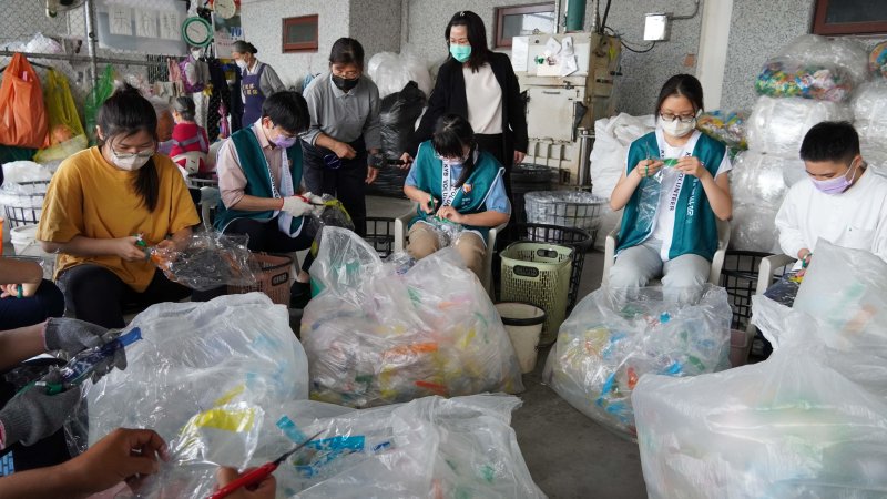 青年志工細心進行回收分類與整理作業，從實作中認識循環經濟與資源再生的價值。