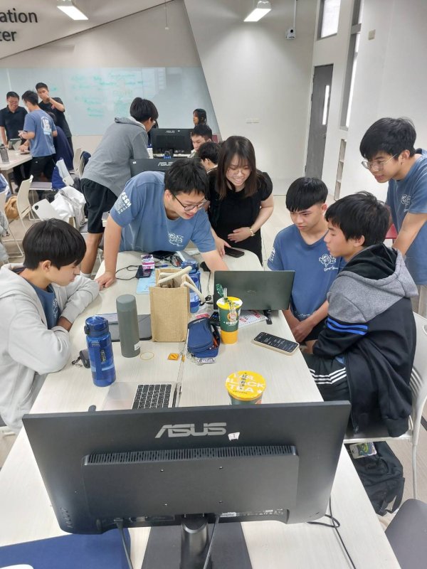 由張宇慧帶領的國立中山大學教學團隊，以分組方式進行手把手指導，細心陪伴學生一步步釐清問題、修正內容，讓每位同學都能在討論與實作中獲得最即時、最專業的協助。