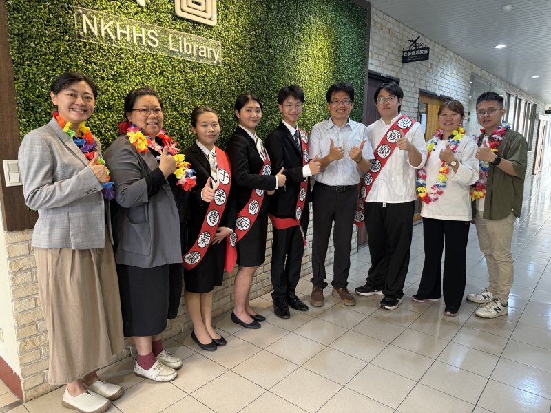 由左至右為指導老師陳孟汝及吳欣怡第二名黎于葇第三名黃韻第一名洪愷璞中間為校長陳森杰。