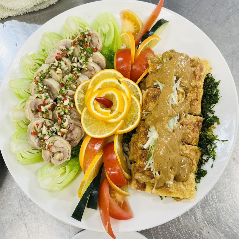 中餐烹調第三名 杜泓穎同學作品 雞肉雙拼。