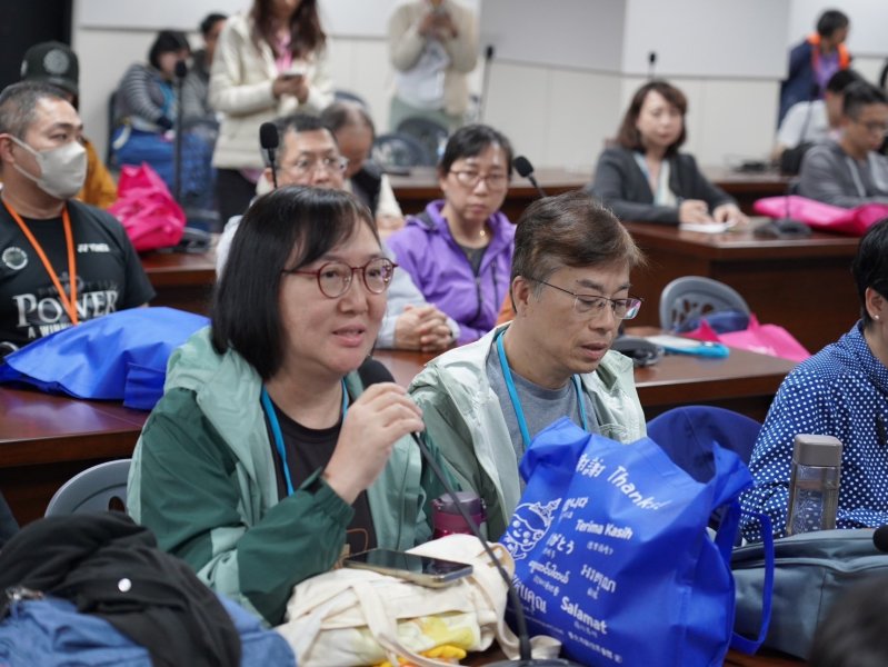 現場港澳人士提問。