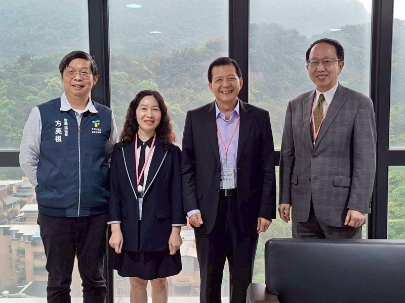 陸委會處長盧長水(右二)、台北市政府參事楊慶輝(右一)。