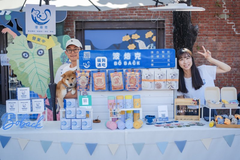 「波焙克 Boback」以人類食品安全標準把關原料與製程，讓寵物餐食更有保障。