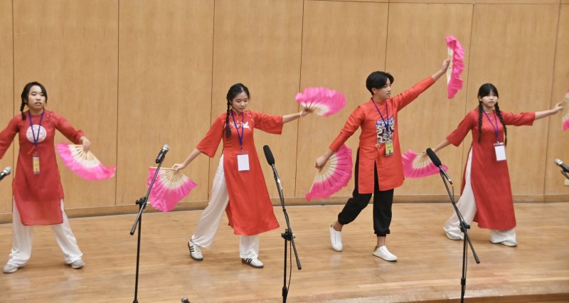 高雄市新住民語文競賽學生表演各國傳統舞蹈，以及展現各國傳統手工藝。