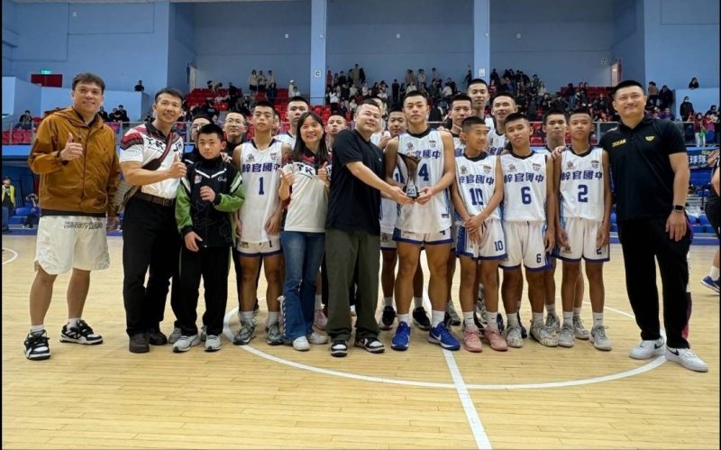 在全國316支隊伍競逐的賽場上，梓官國中以一支非體育班組成的籃球隊，寫下令人動容的青春篇章。