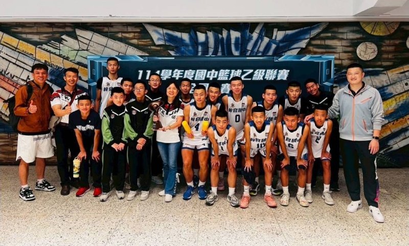 114學年度全國國民中學籃球乙組聯賽中，梓官國中一路從高雄市賽、南區聯賽挺進全國八強，最終勇奪男生組季軍，不僅締造隊史最佳紀錄，也讓偏鄉學子的籃球夢在全國舞台上閃耀。(漾新聞記者陳雯萍翻攝)