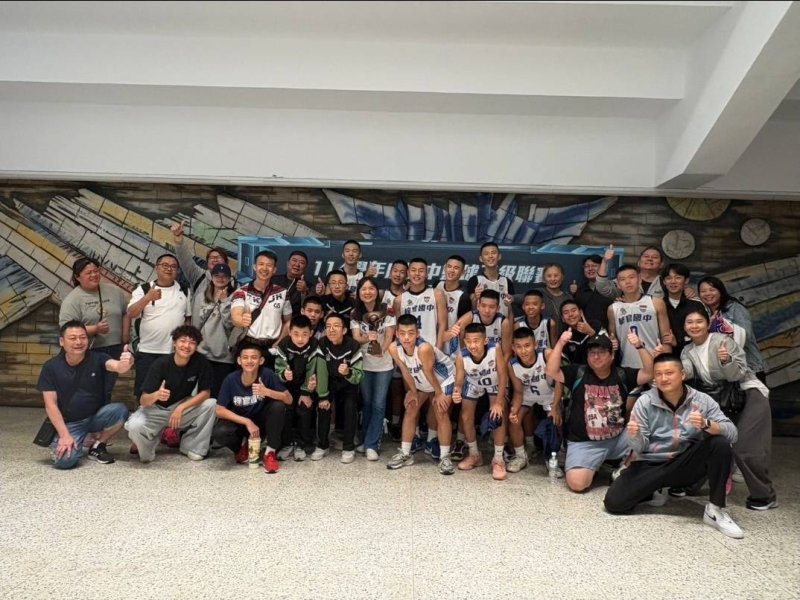 球隊教練黃建銘為梓官國中校友，帶著未竟的籃球夢回到母校執教。從基層耕耘多年，他將累積的經驗傾注於訓練之中，陪伴學生從基礎開始，一步步建立自信與實力。(漾新聞記者陳雯萍翻攝)