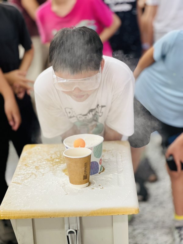 六年級學生設計的「粉」墨登場成為全場焦點，挑戰者在短短30秒內吹出麵粉中的乒乓球，過程中粉末飛揚、笑聲四起，校園瀰漫著純真的歡樂氣息。(漾新聞記者陳雯萍翻攝)