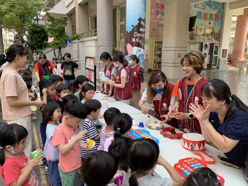 活動成功串聯家長、志工與社區力量，如同一場大型校園嘉年華，不僅翻轉學習方式，更讓「快樂成長」的理念深植孩子心中。(漾新聞記者陳雯萍翻攝)